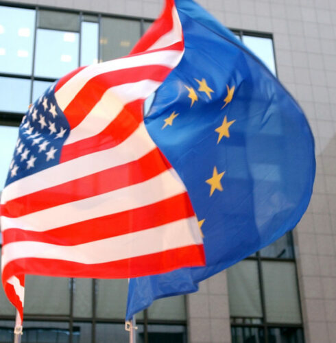 Die Flaggen der USA und der EU wehen nebeneinander vor dem Gebäude des Europäischen Rates in Brüssel (Foto: AP/Virginia Mayo)