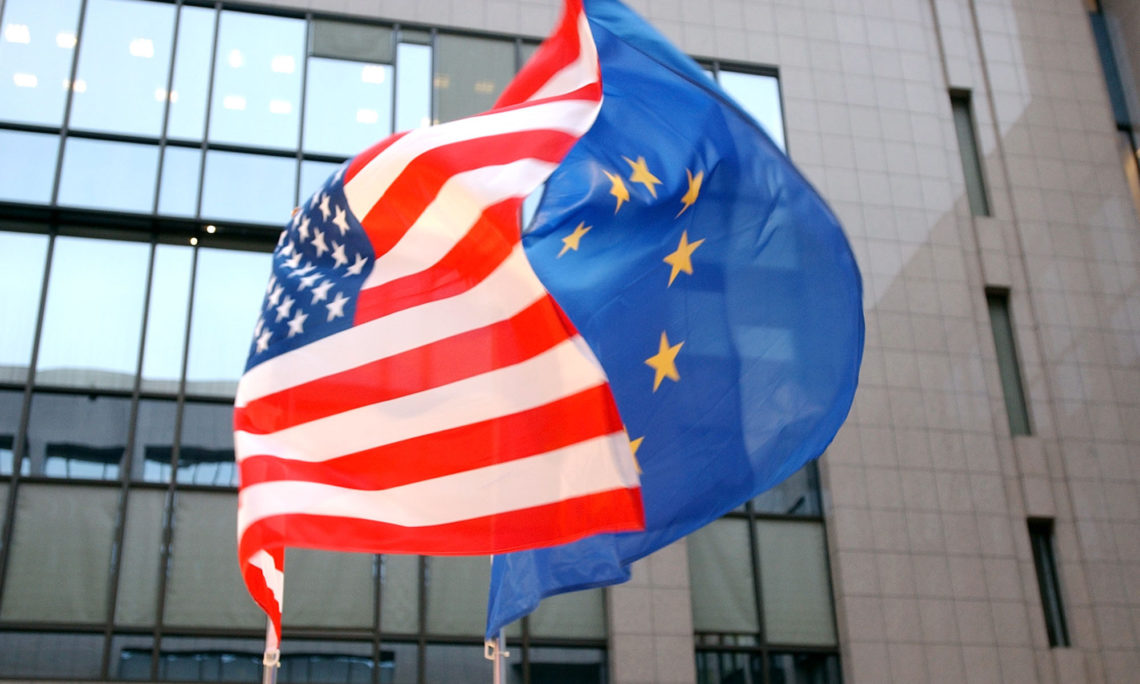 Die Flaggen der USA und der EU wehen nebeneinander vor dem Gebäude des Europäischen Rates in Brüssel (Foto: AP/Virginia Mayo)